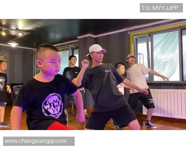 杭州街舞队比赛经验引发热议争论背后的训练与团队合作探讨 杭州街舞队比赛经验引发热议争论背后的训练与团队合作探讨